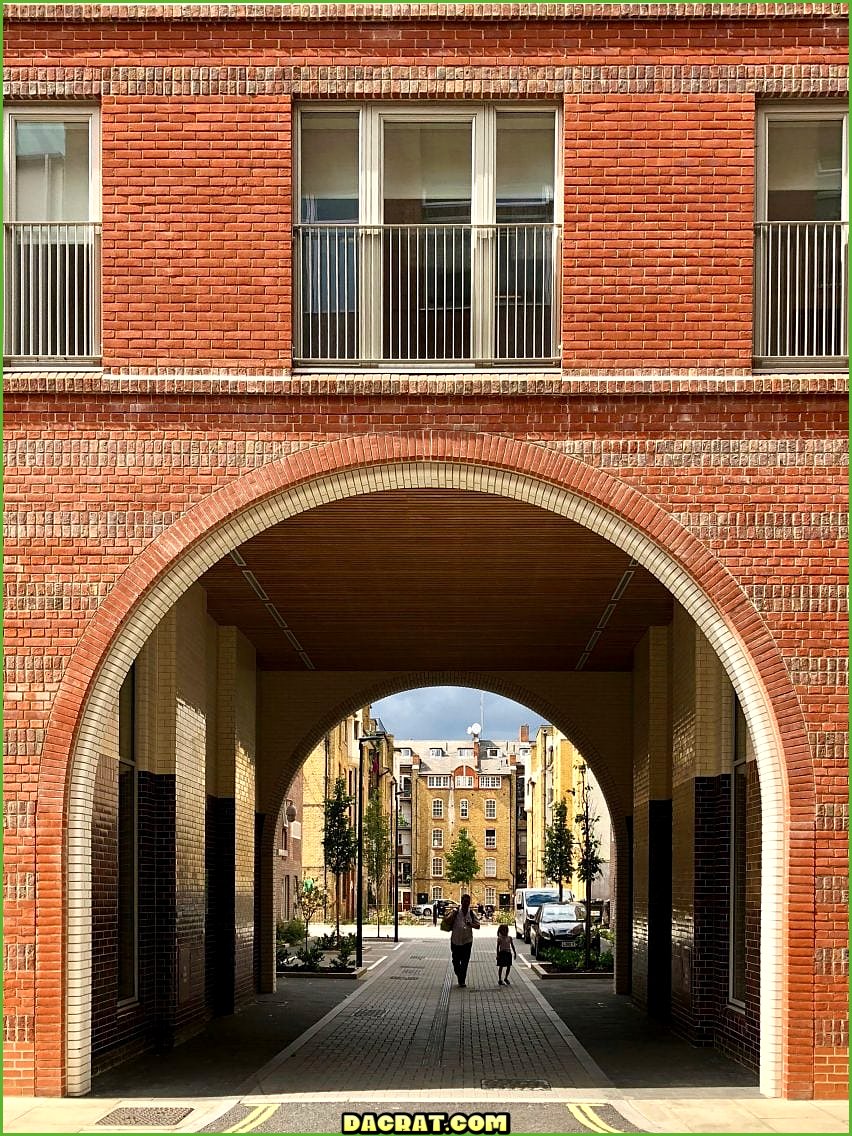 Entradas de ladrillo arqueadas al Bourne Estate en Londres