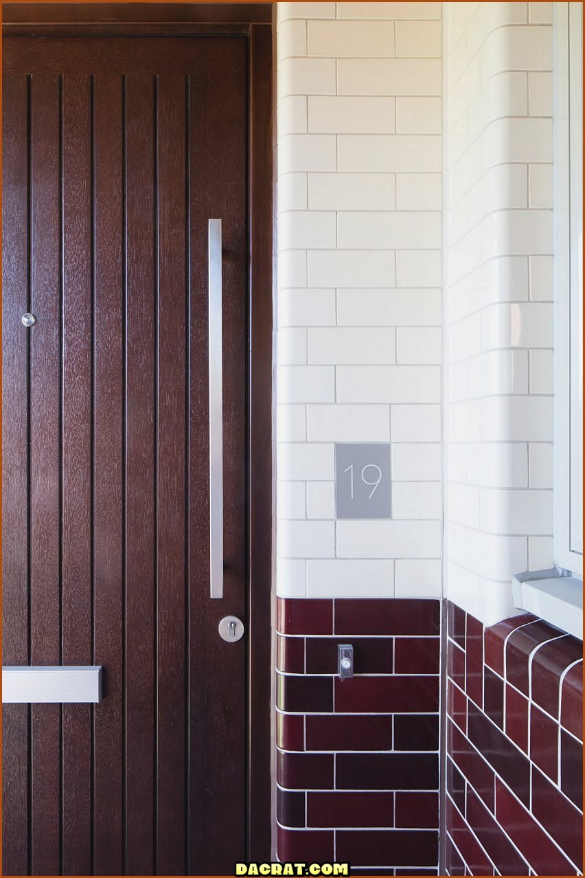 Imagen de la puerta de un apartamento en una finca catalogada por Matthew Lloyd Architects