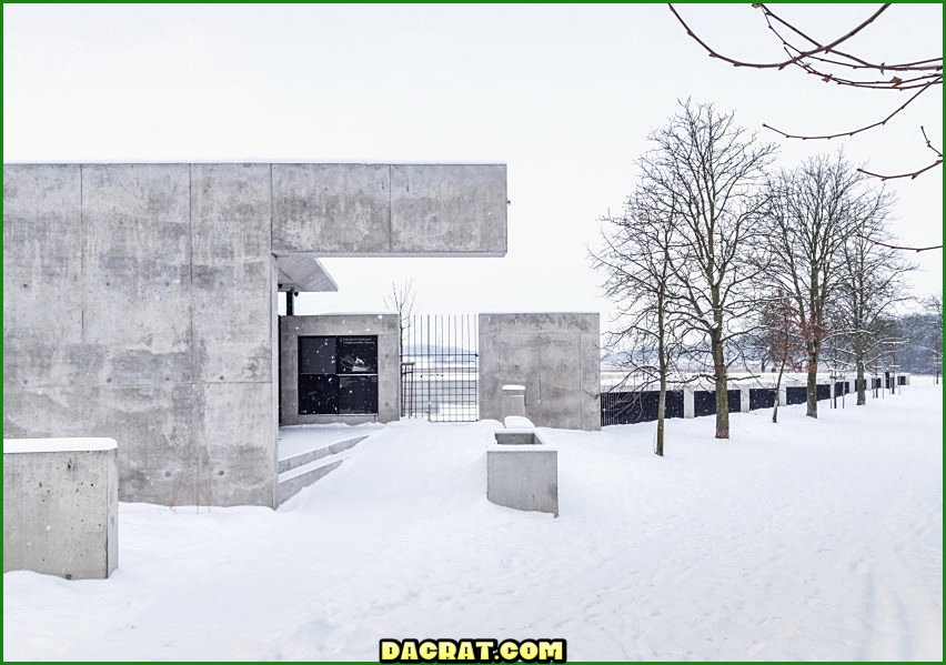 Muros de hormigón del refugio del cementerio jardín Objektor cerca de Praga