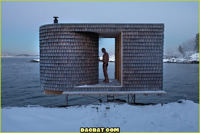 Hombre entrando a una sauna en Noruega