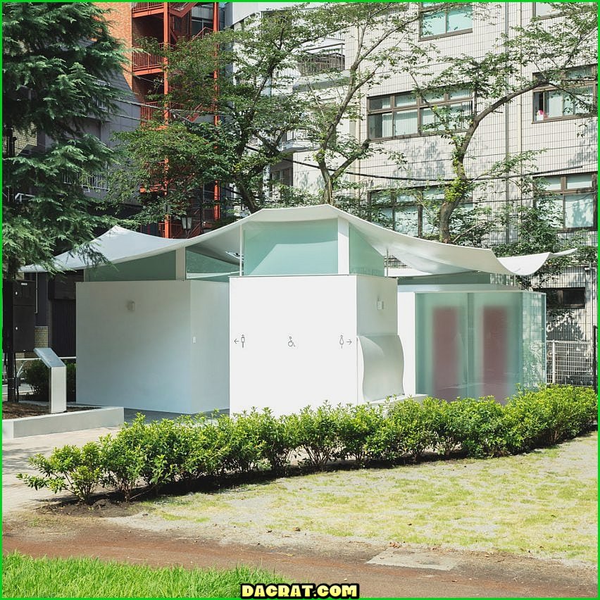 Baños públicos en el parque Ebisu East de Tokio por Fumihiko Maki