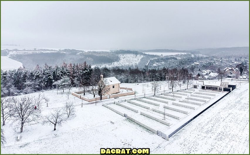 Vista aérea del cementerio jardín Objektor cerca de Praga